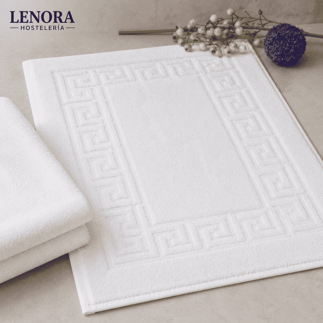 Alfombrín de baño blanco con cenefa de greca en Jacquard, 650 g/m²