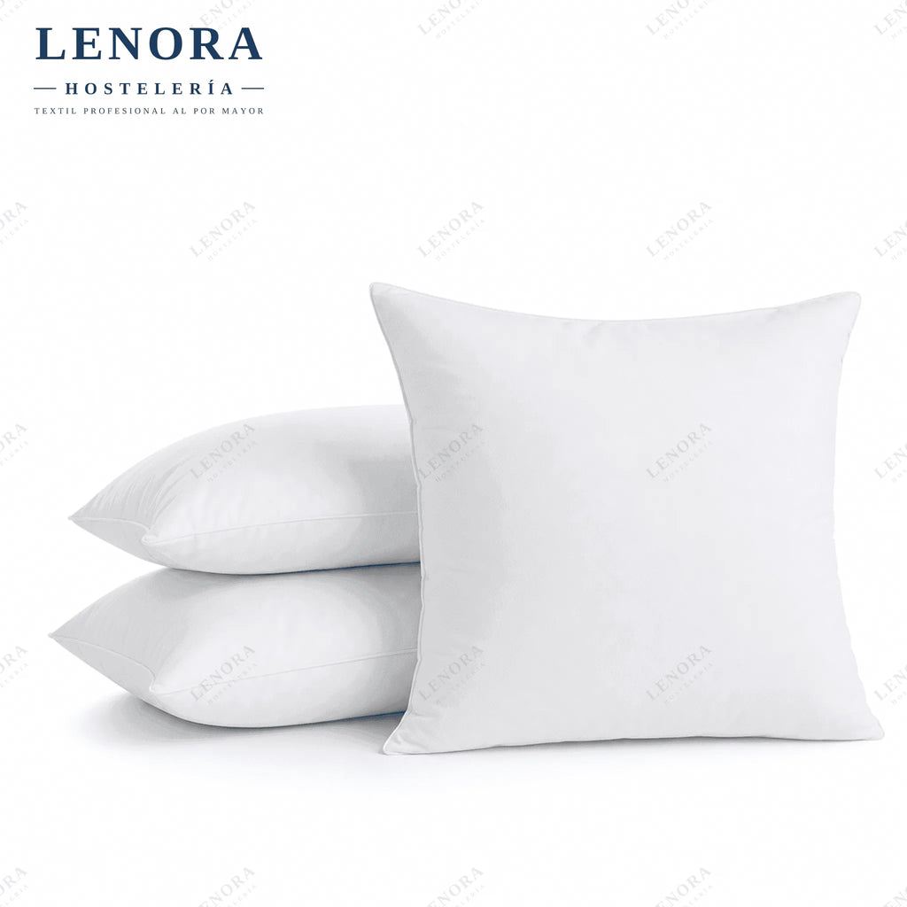 Almohadas blancas de fibra hueca siliconada apiladas