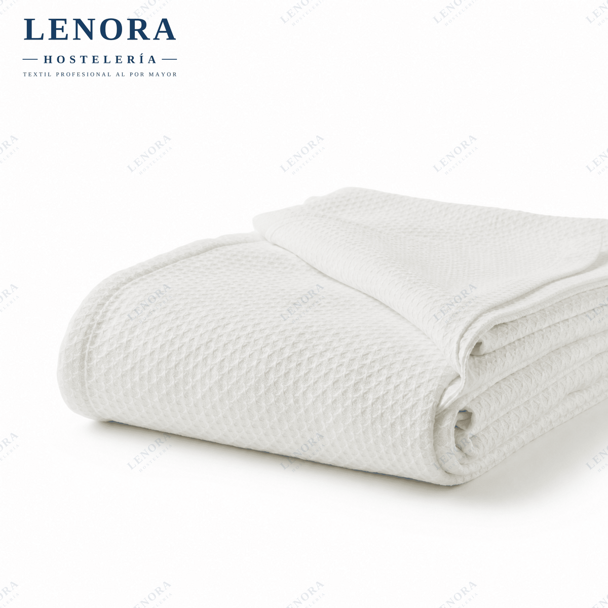Colcha Marbella blanca de 100% algodón doblada