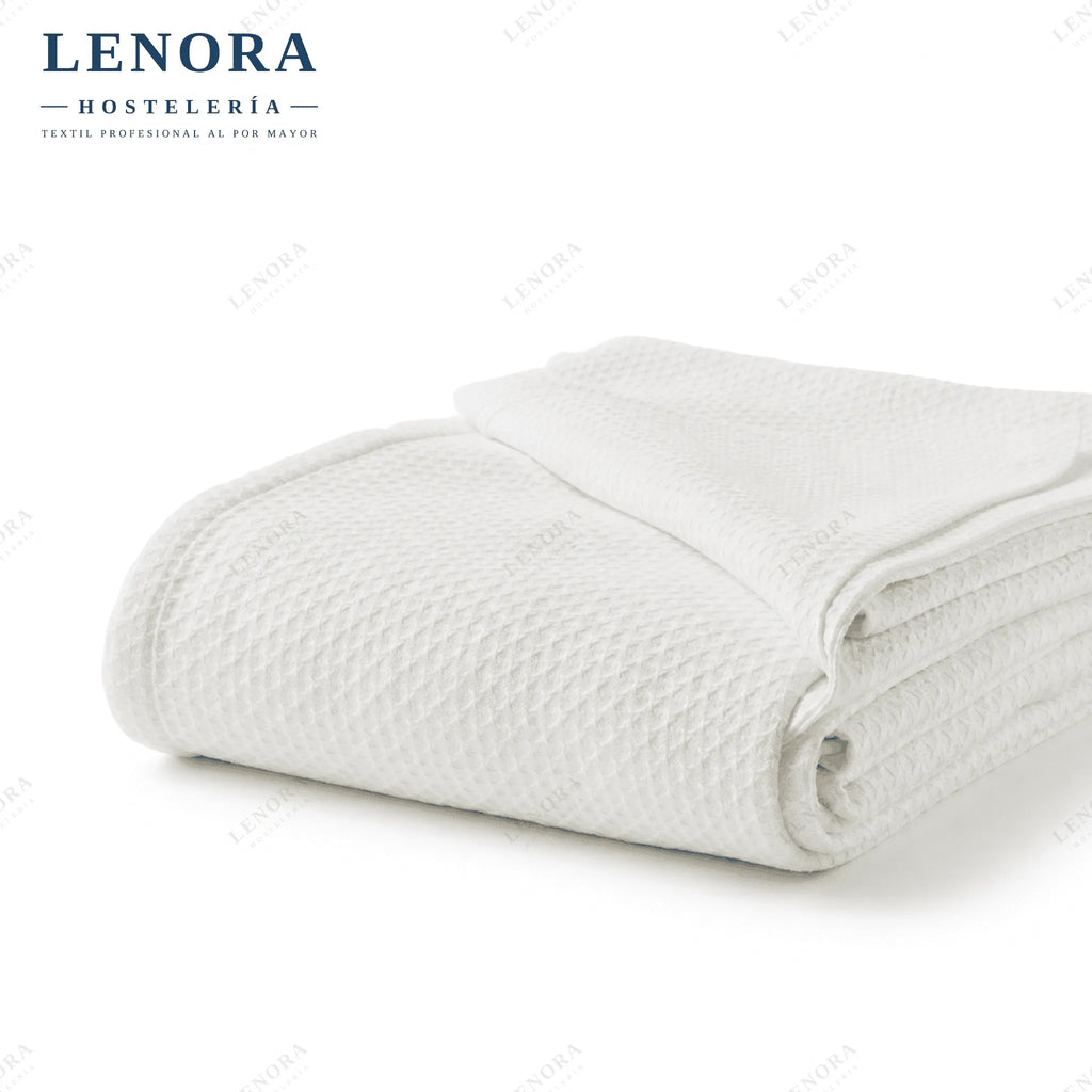 Colcha Marbella blanca de 100% algodón doblada