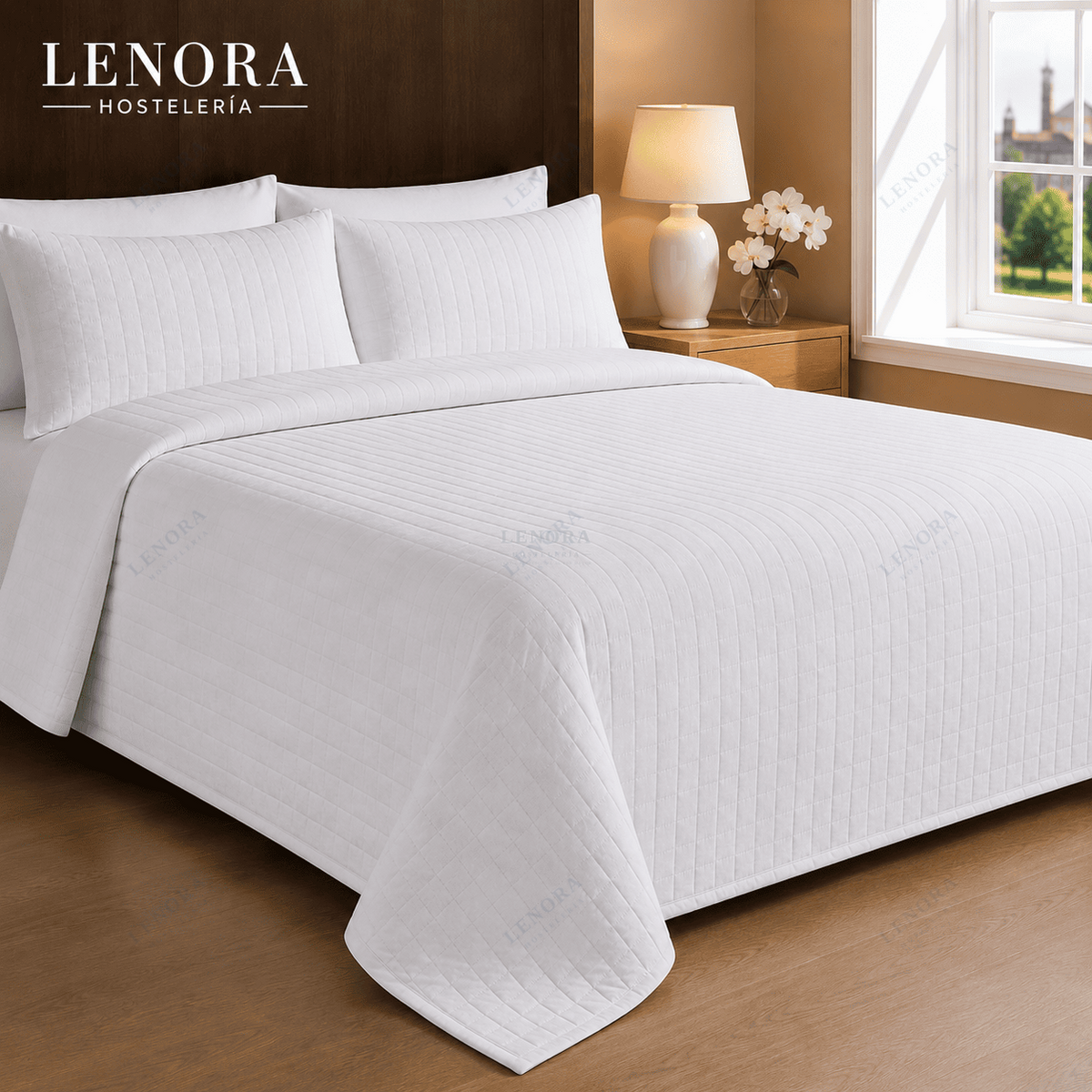 Habitación de hotel con cama vestida con colcha de rombos