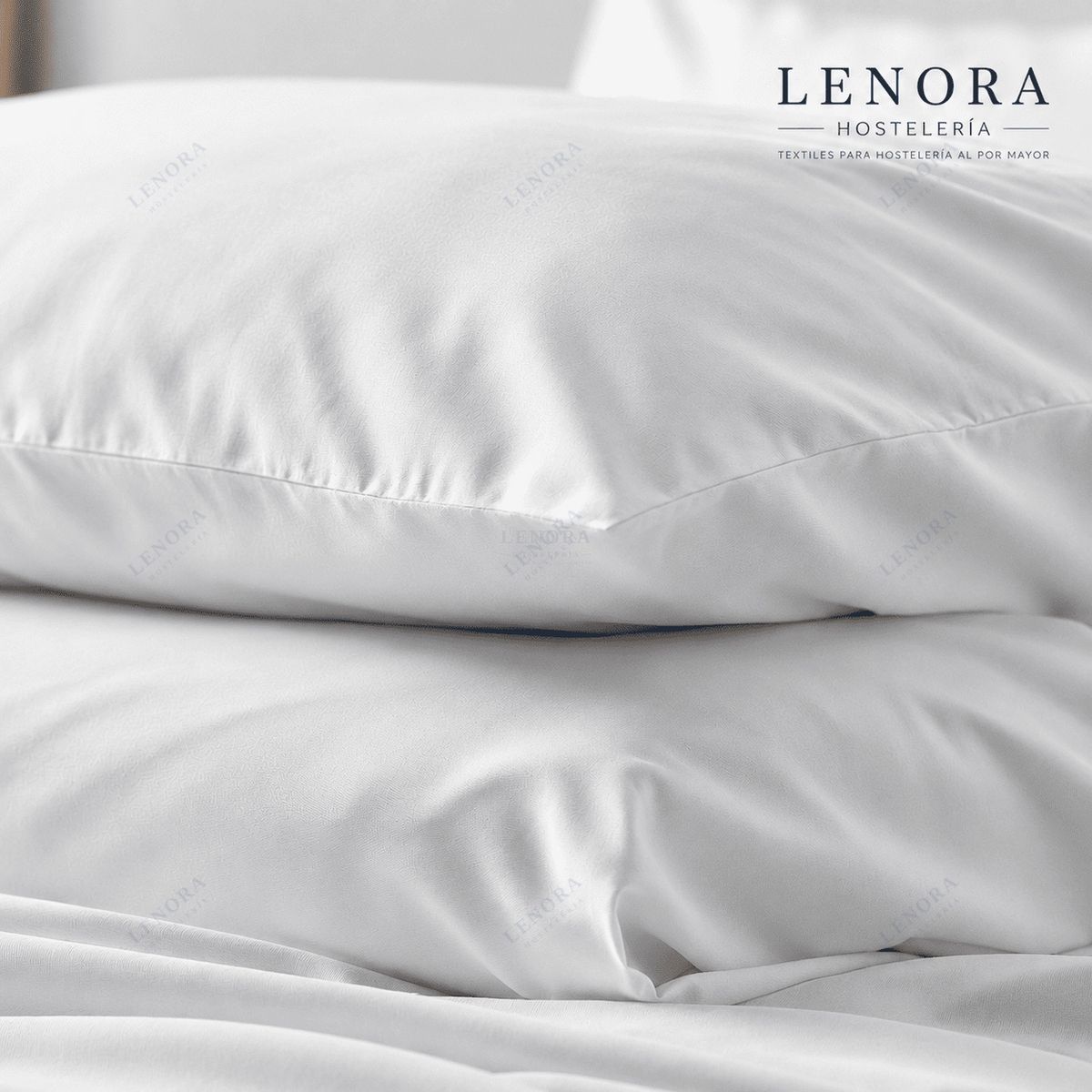 Fundas de almohada blancas apiladas sobre cama de hotel
