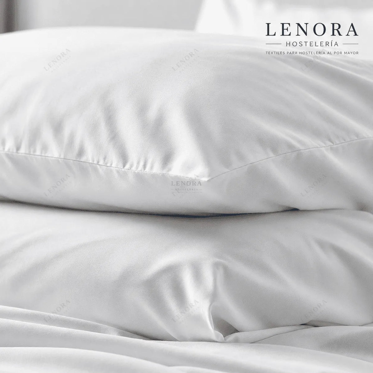 Fundas de almohada blancas apiladas sobre cama de hotel