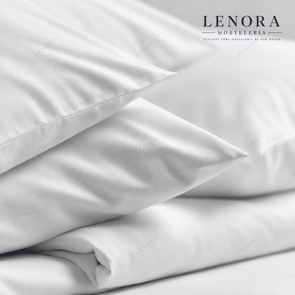 Funda de almohada blanca colocada sobre cama vestida