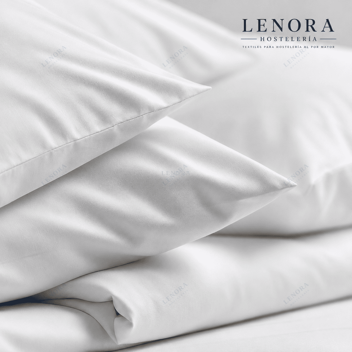 Funda de almohada blanca colocada sobre cama vestida