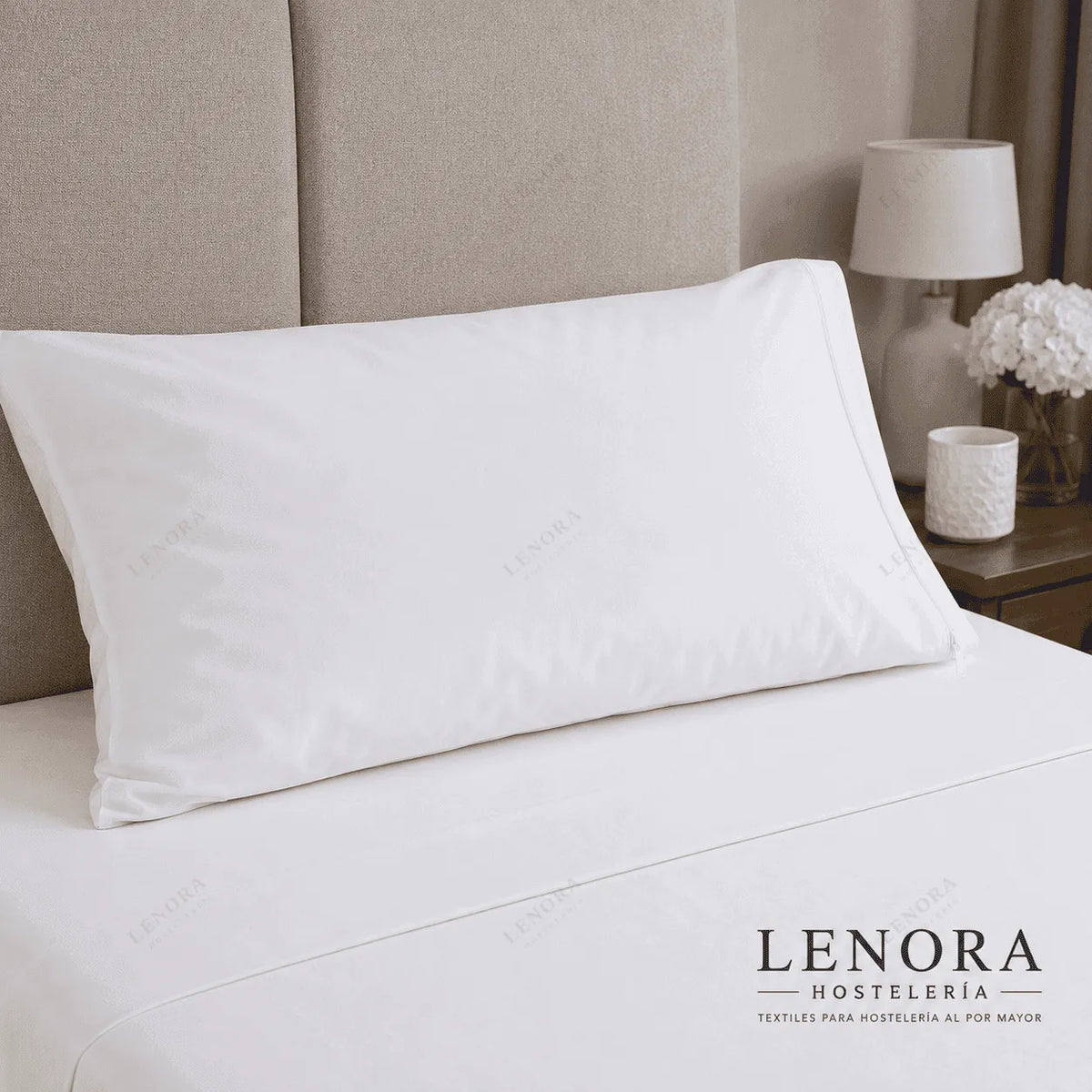 Almohada blanca de hotel colocada sobre una cama vestida