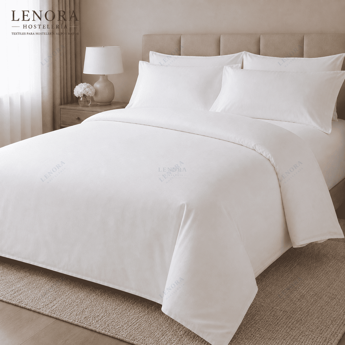 Cama de hotel vestida con funda nórdica blanca y almohadas