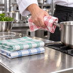 Paños de cocina profesionales de cuadros en cocina de restaurante