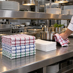 Paños de cocina profesionales y servilletas preparados en cocina de restaurante
