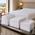 Sábanas bajeras, encimeras y fundas de almohada en carro de hotel