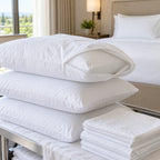 Almohadas blancas y fundas protectoras preparadas para una habitación de hotel
