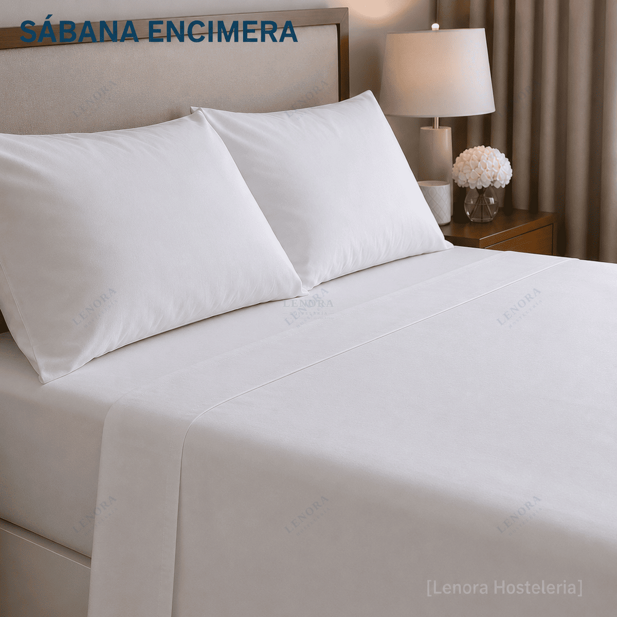 Cama de hotel vestida con sábana encimera blanca y almohadas