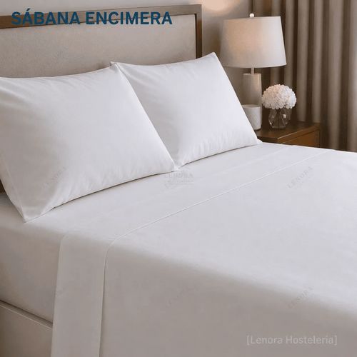 Cama de hotel vestida con sábana encimera blanca y almohadas