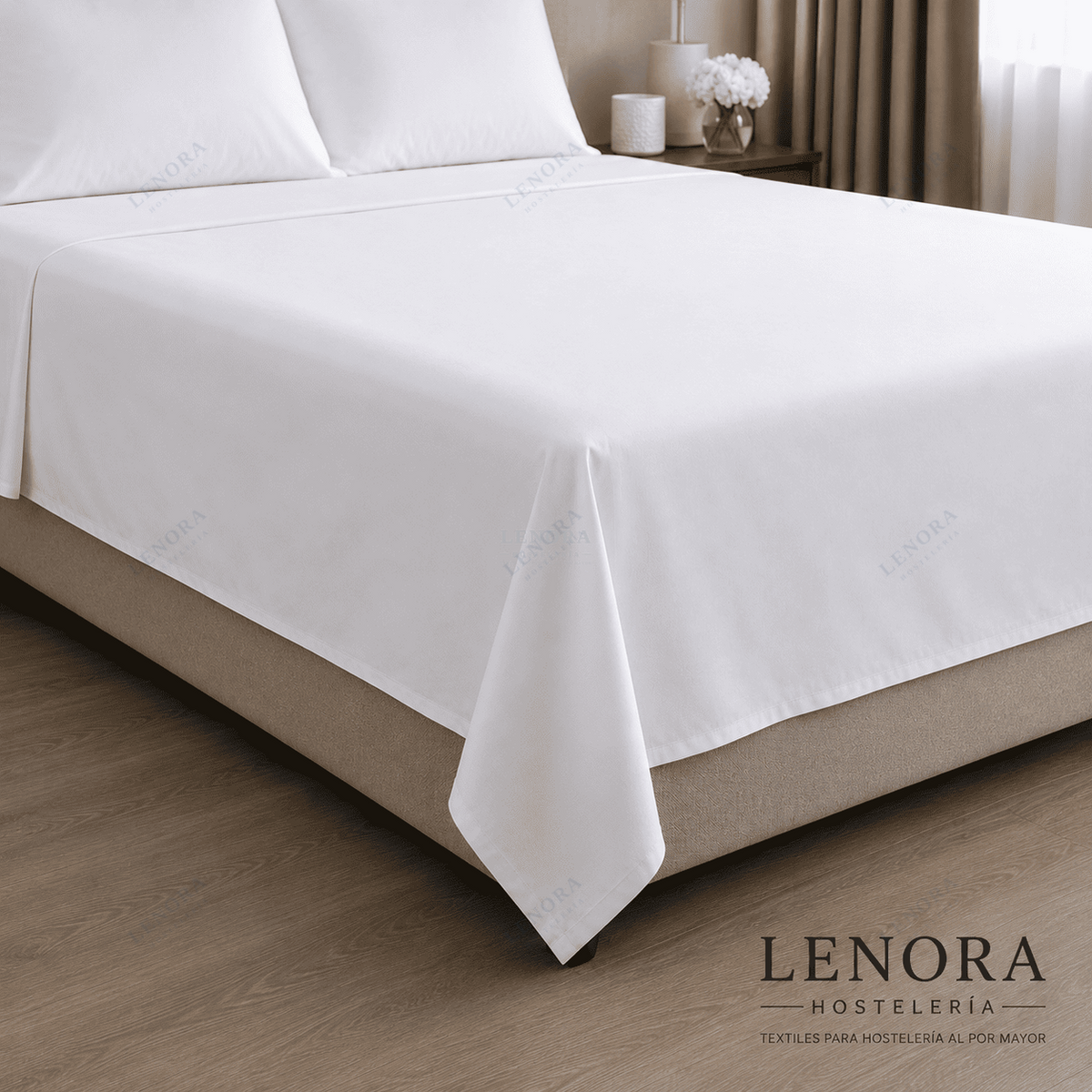 Sábana encimera blanca extendida sobre la cama de hotel