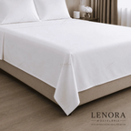 Sábana encimera blanca extendida sobre la cama de hotel