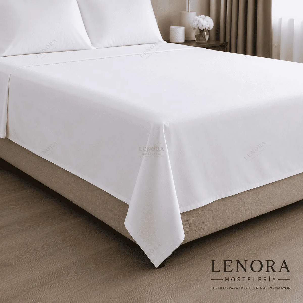 Sábana encimera blanca extendida sobre la cama de hotel