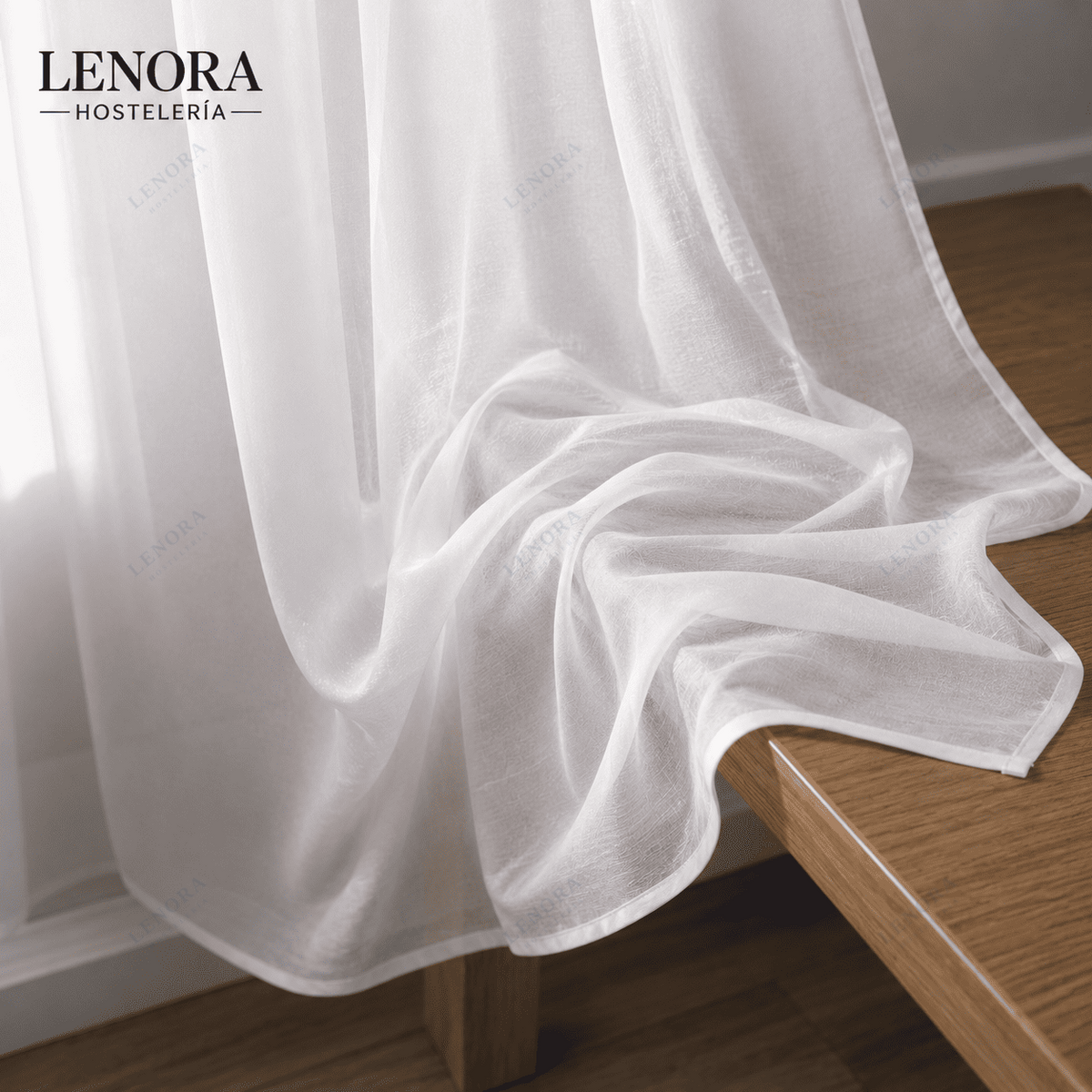 Cortina de tela voile blanca colgada junto a una ventana