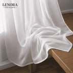 Cortina de tela voile blanca colgada junto a una ventana