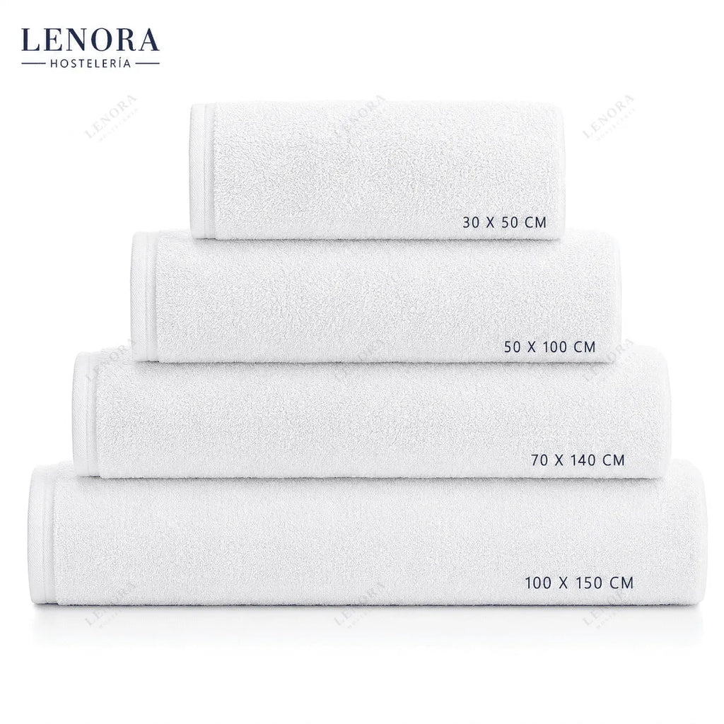 Toallas lisas blancas apiladas con sus medidas: 30x50, 50x100, 70x140 y 100x150 cm