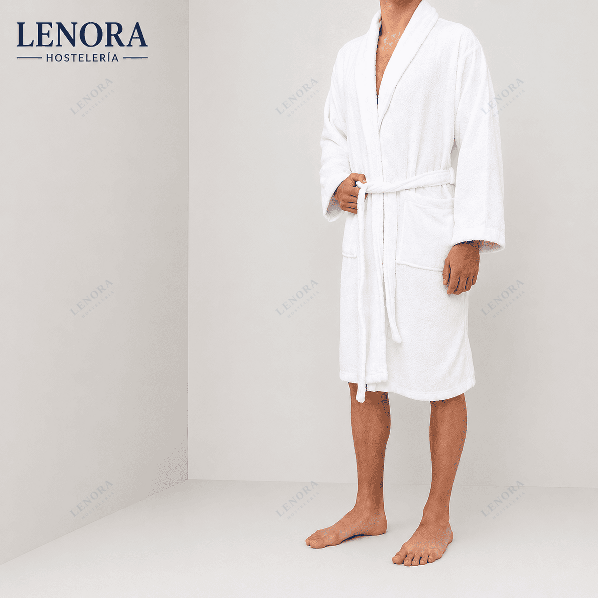 Hombre con albornoz blanco de rizo de cuerpo entero