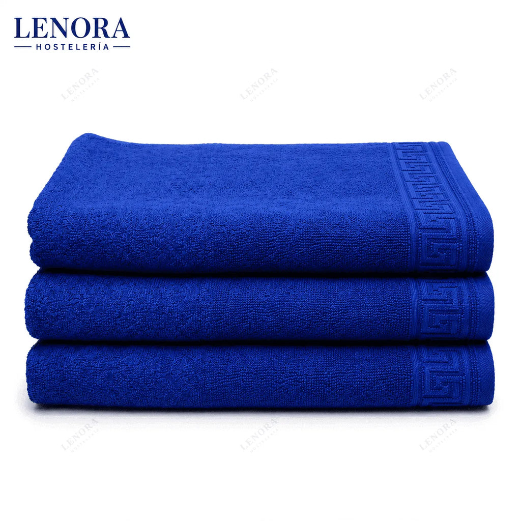 Alfombrines de baño azul Idanthren apilados con cenefa de greca