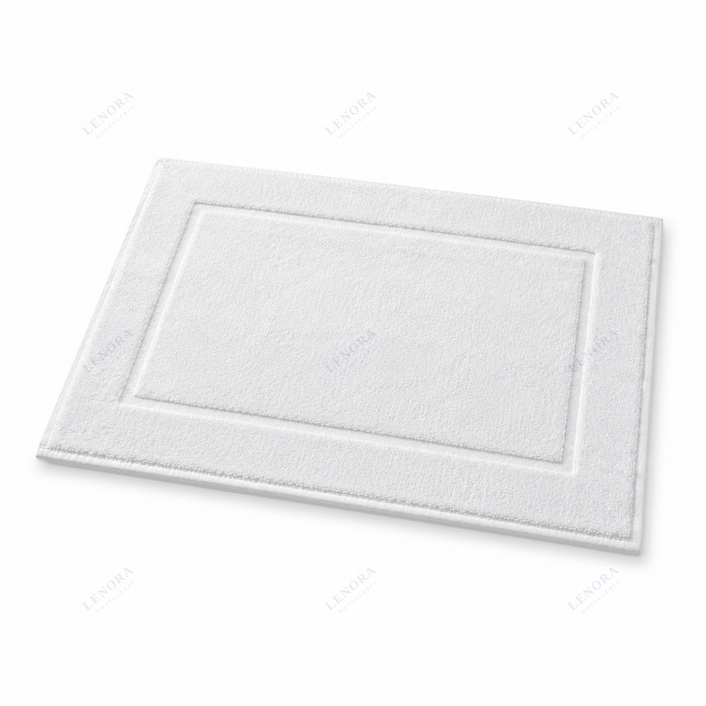 Alfombrín de baño blanco con relieve de rayas visto de frente