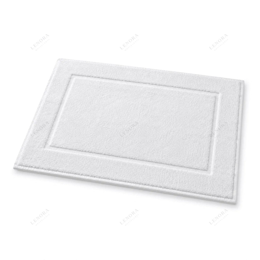 Alfombrín de baño blanco con relieve de rayas visto de frente