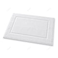 Alfombrín de baño blanco con relieve de rayas visto de frente