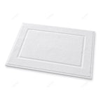 Alfombrín de baño blanco con relieve de rayas visto de frente