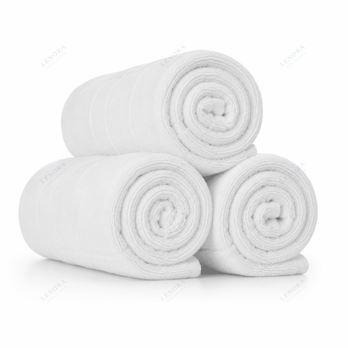 Alfombrines de baño blancos enrollados y apilados en pirámide