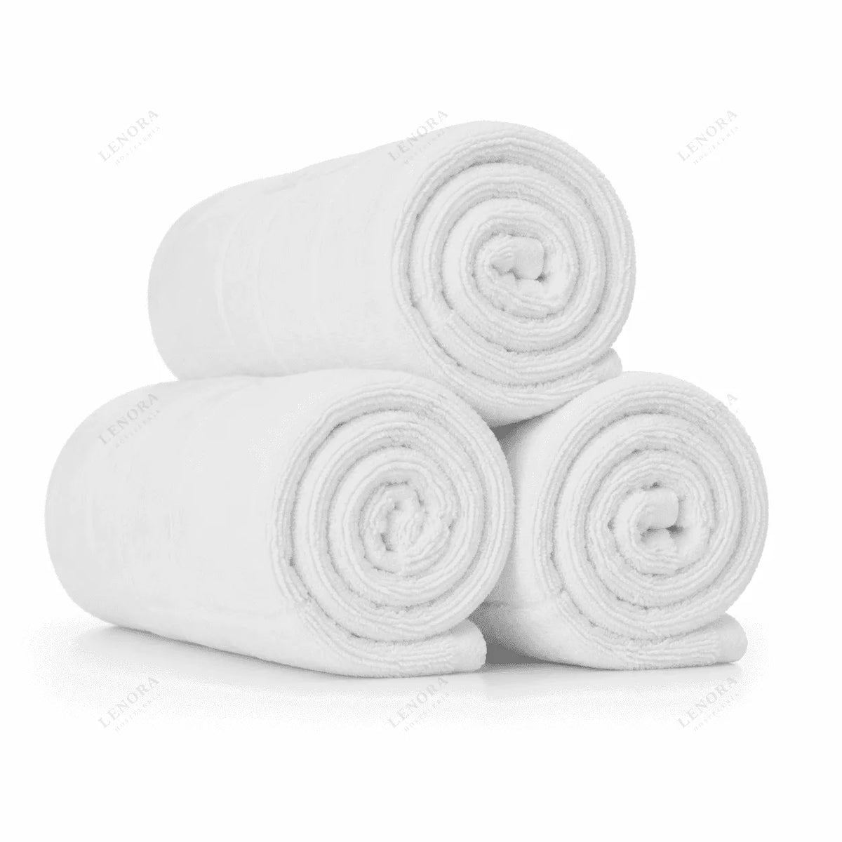 Alfombrines de baño blancos enrollados y apilados en pirámide