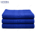 Toallas de greca azul Idanthren apiladas