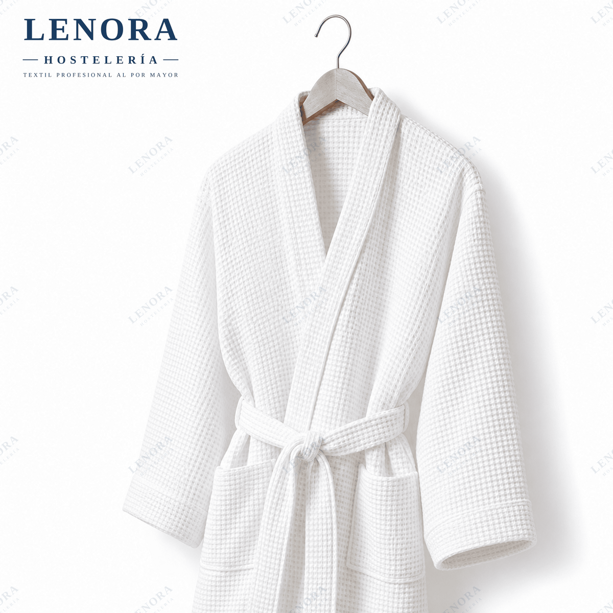 Albornoz blanco de nido de abeja colgado en percha de madera