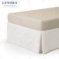 Cubre canapé de loneta color natural colocado sobre la base de la cama