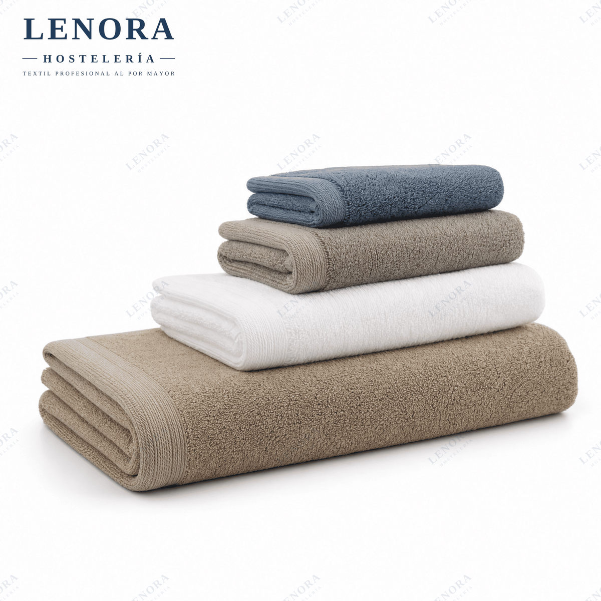 Toallas de color 450 g/m² apiladas en azul, blanco y beige