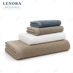 Toallas de color 450 g/m² apiladas en azul, blanco y beige
