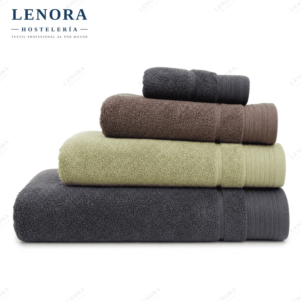 Toallas de color 600 g/m² apiladas en marrón, verde y antracita
