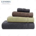 Toallas de color 600 g/m² apiladas en marrón, verde y antracita