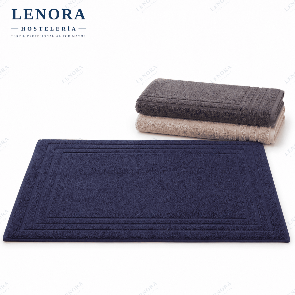 Alfombrines de baño de color apilados en gris oscuro, marrón y beige