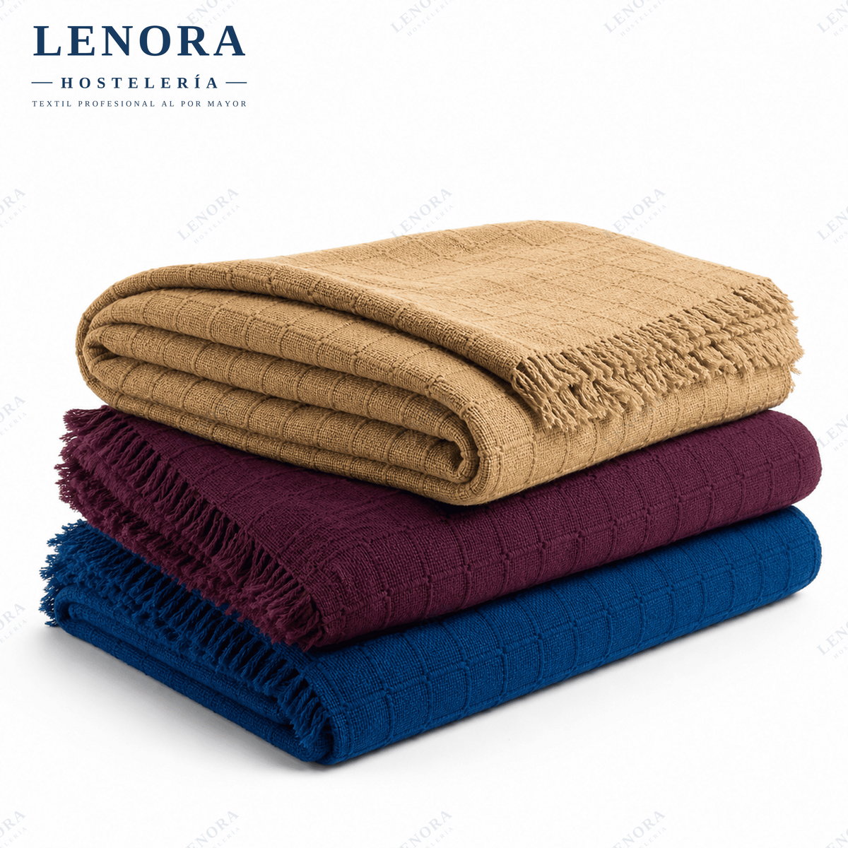 Colchas rústicas dobladas con flecos en mostaza, burdeos y azul