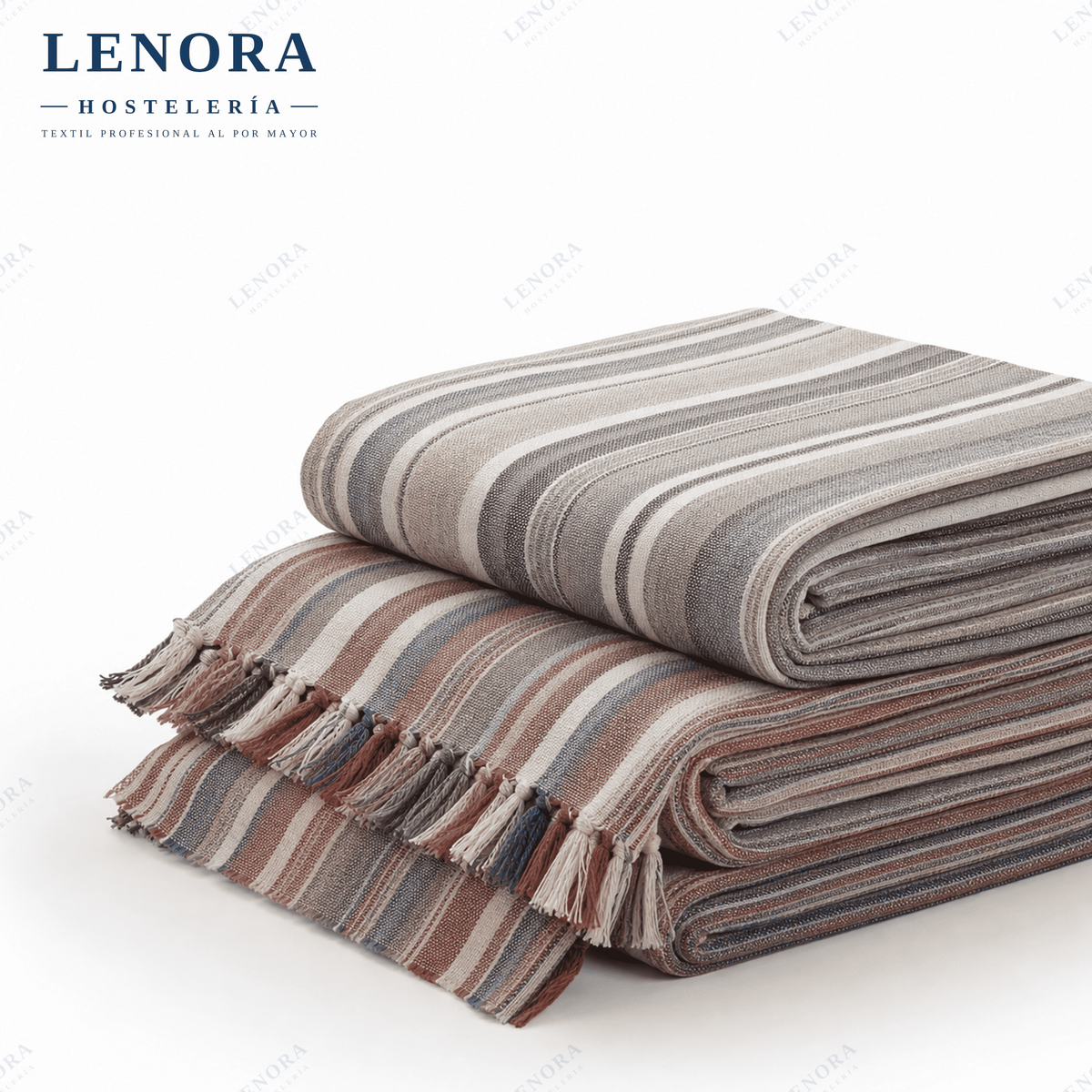 Colchas de rayas dobladas con flecos en tonos tierra y gris