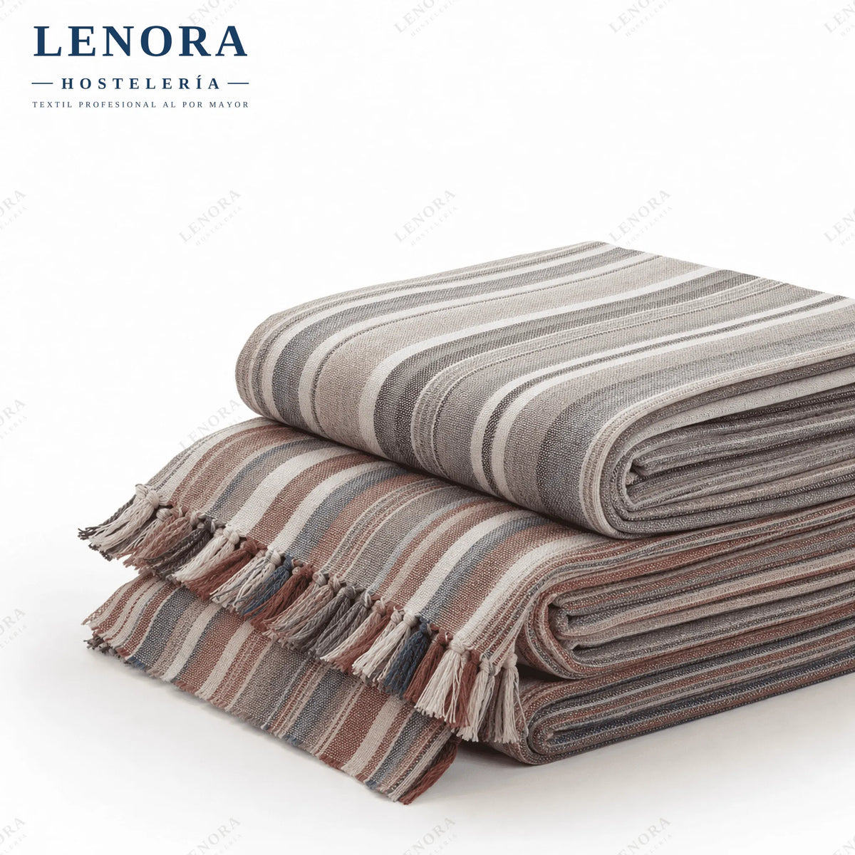 Colchas de rayas dobladas con flecos en tonos tierra y gris