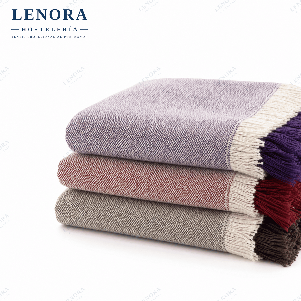 Colchas Multi dobladas con flecos en tonos malva, rosa y beige