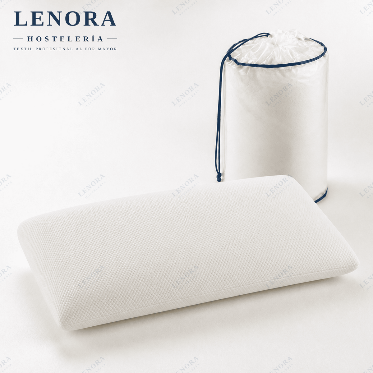Almohada viscoelástica blanca con su funda junto al núcleo enrollado