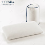 Almohada viscoelástica blanca con su funda junto al núcleo enrollado