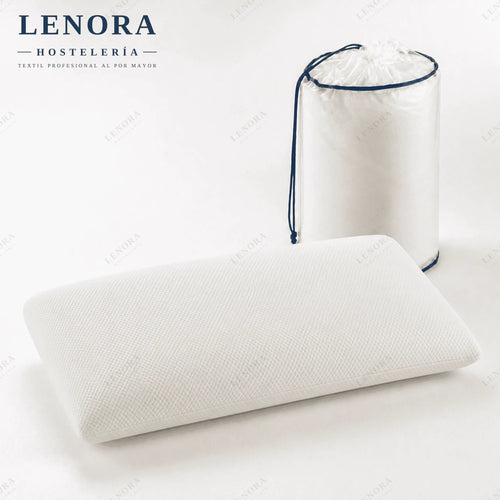 Almohada viscoelástica blanca con su funda junto al núcleo enrollado