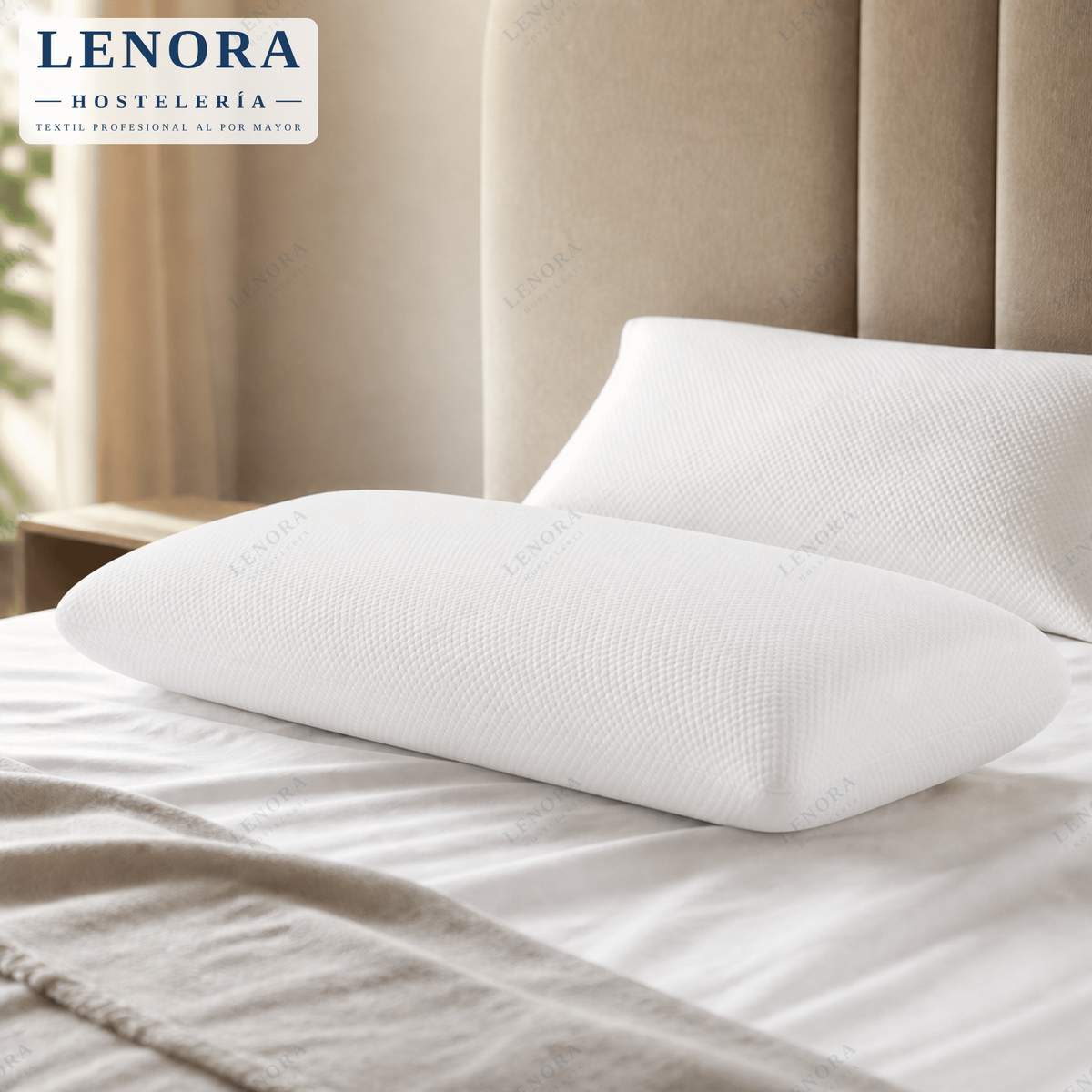 Almohada viscoelástica colocada sobre una cama de hotel vestida